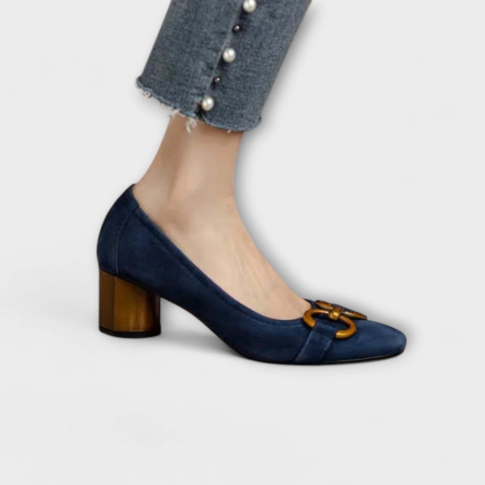 Теодора – Класически помпи с декоративна катарама